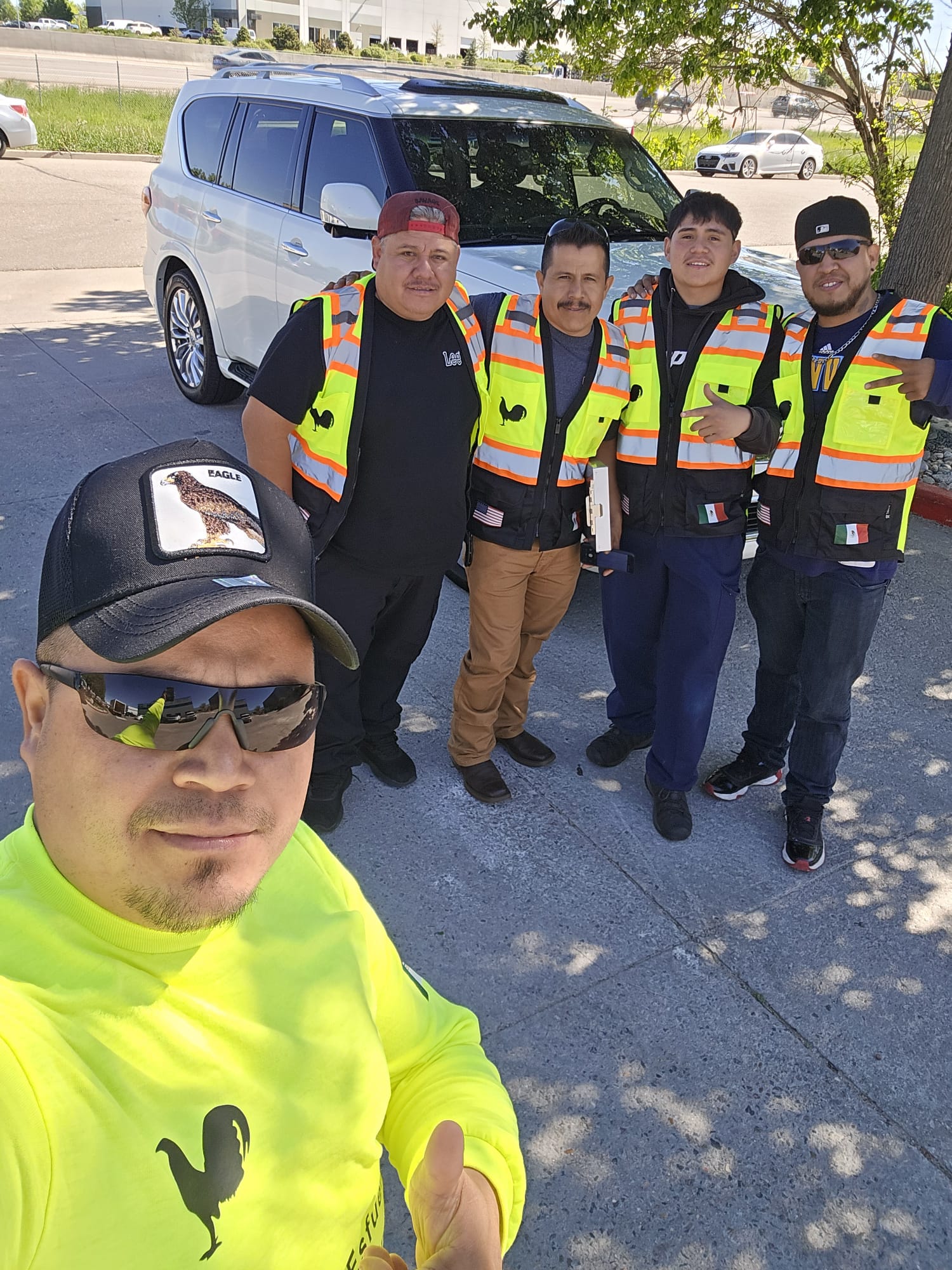 Golden Rooster Construction — equipo en obra